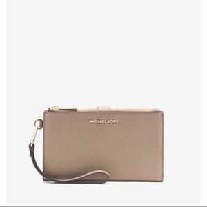 Michael Kors Adele smartphone wristlet